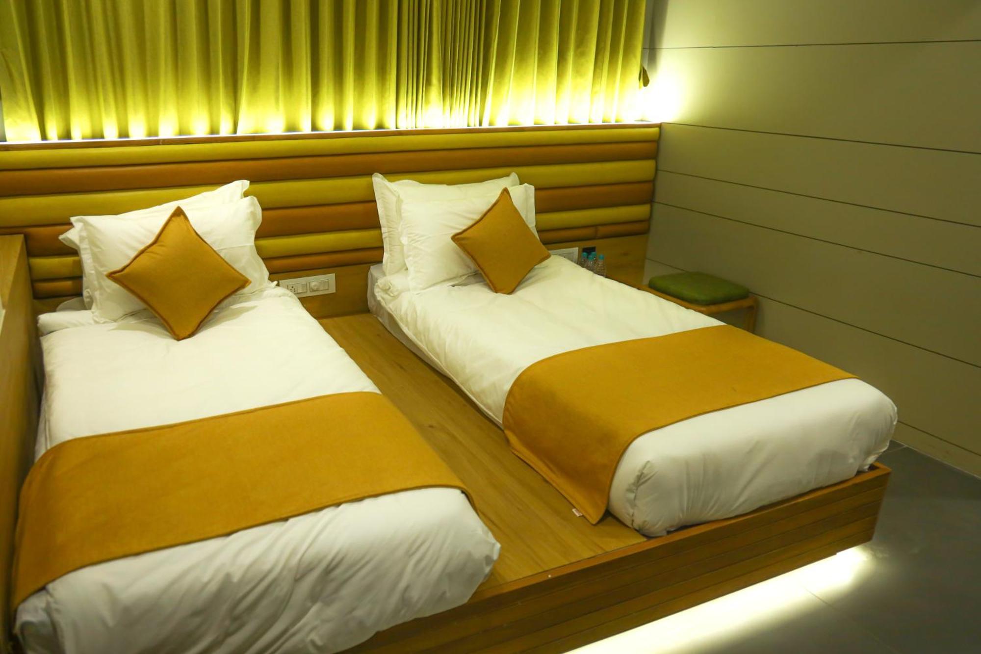 Hotel Lake Point Ahmedabad Ngoại thất bức ảnh