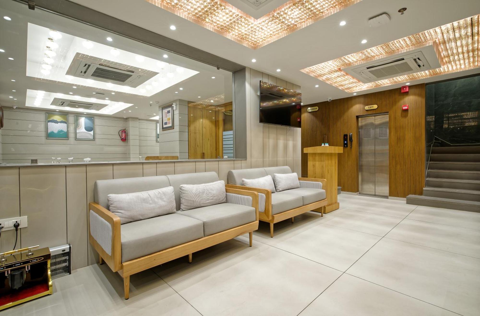 Hotel Lake Point Ahmedabad Ngoại thất bức ảnh