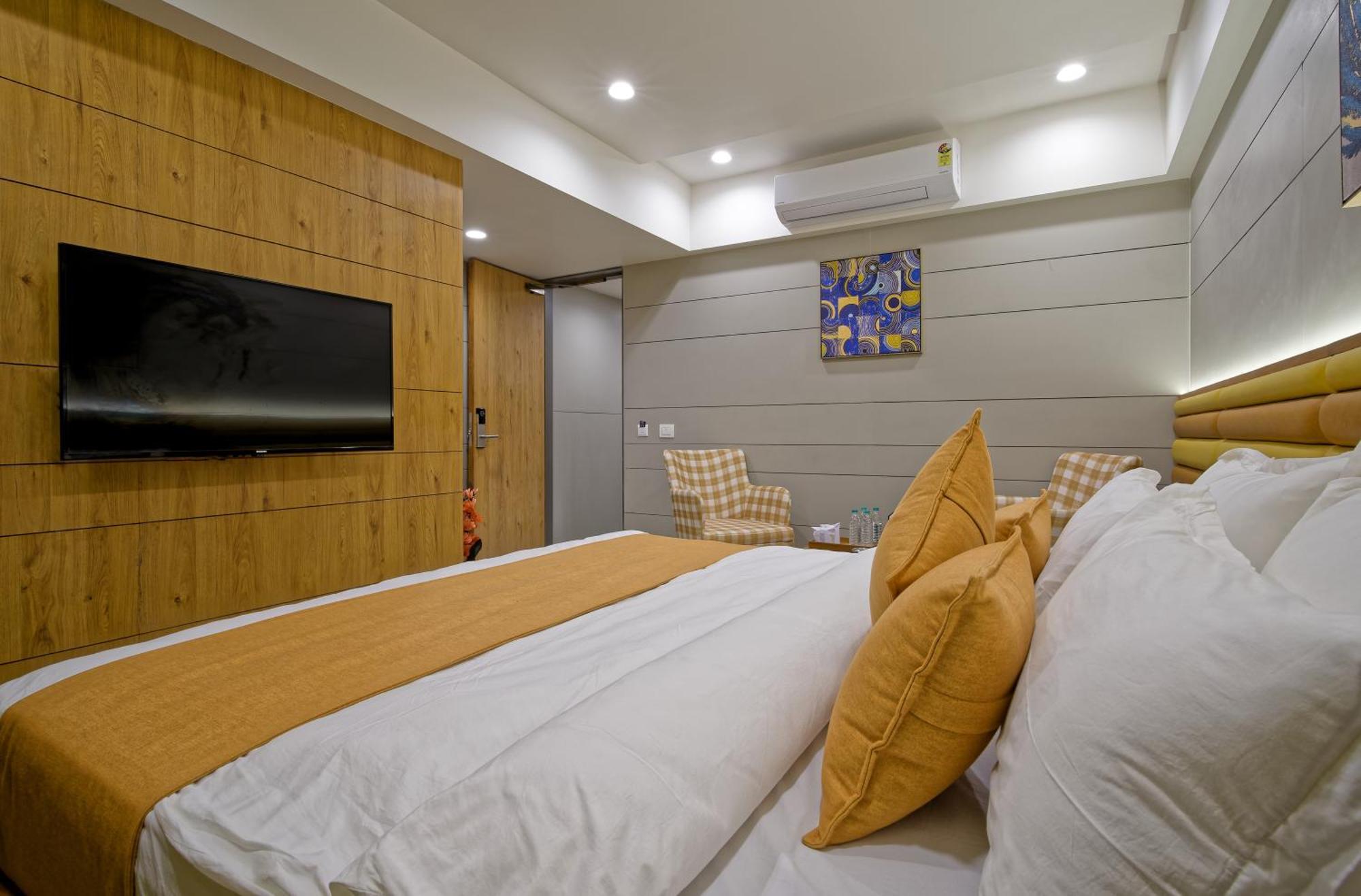 Hotel Lake Point Ahmedabad Ngoại thất bức ảnh