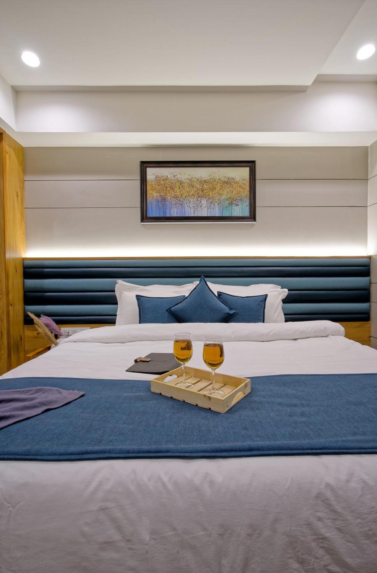 Hotel Lake Point Ahmedabad Ngoại thất bức ảnh